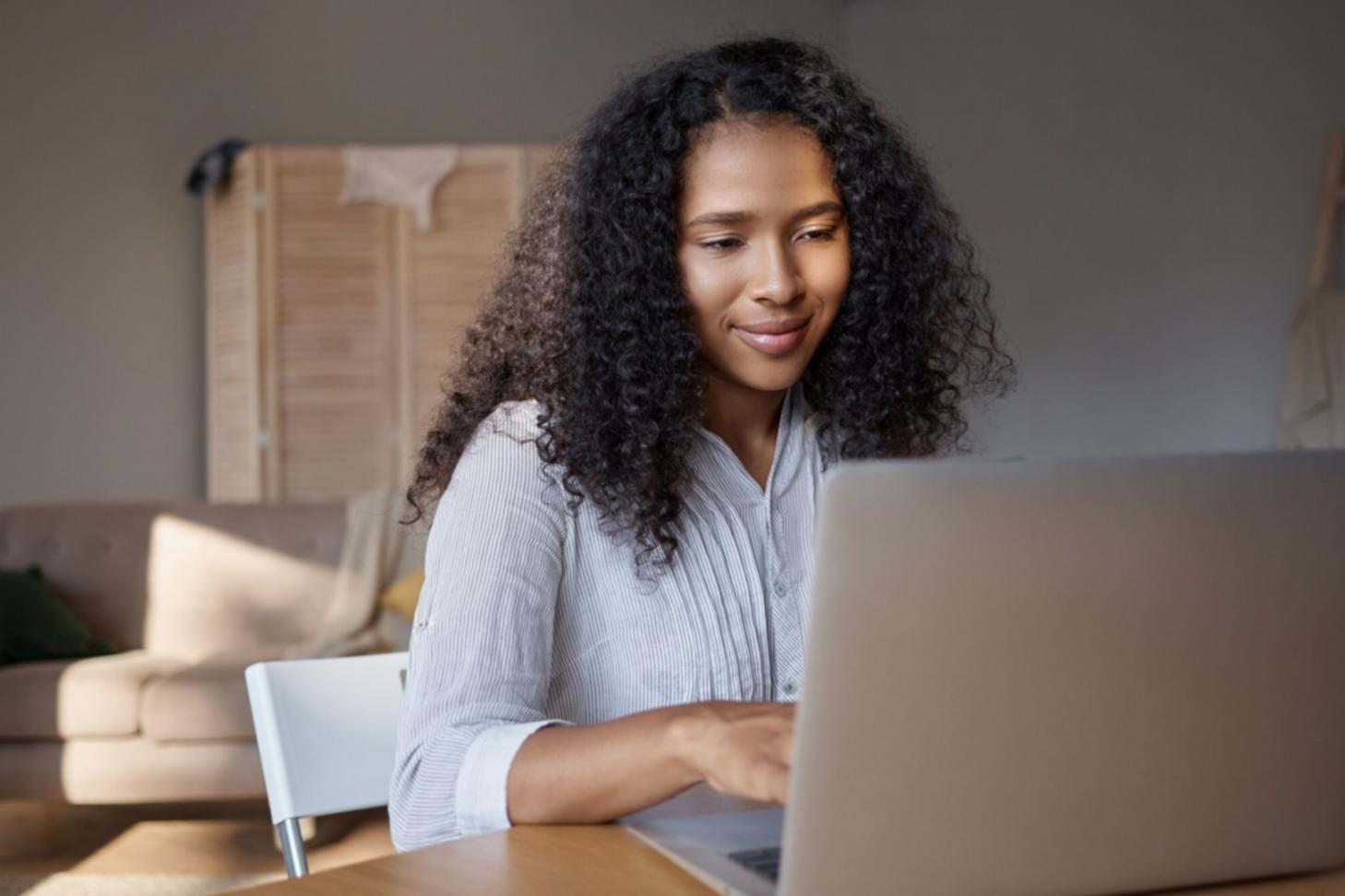 Student arbeitet an Finanzkalender-Software